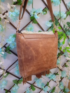 Bolso Tote de Hombro de Cuero Genuino Marrón Hecho a Mano para Mujer con Forro de Algodón Premium, Cierre de Cremallera Seguro y Adorno de Plumas - Product Image 2
