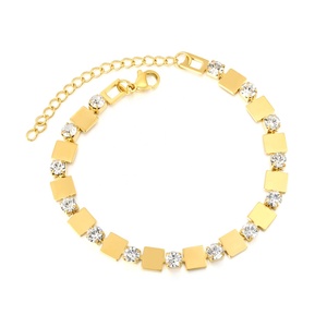 Bracelet carré en acier inoxydable plaqué or 18 carats, avec breloque géométrique et zircone cubique étincelante pour femme - Product Image 1