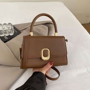 Bolso bandolera de tweed con estampado de rayas y cadena en forma de concha, nuevo modelo 2023. Elegante accesorio para mujer. - Product Image 4