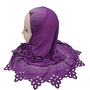 Hijab instantané en soie de glace avec broderie de diamants doux pour les enfants musulmans islamiques Hijab instantané personnalisé - Product Image 1
