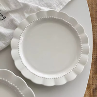 Ensemble d'assiettes en céramique de forme florale, design perlé, assiettes à dîner blanches pour événements