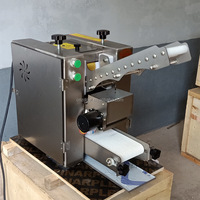 Machine à raviolis commerciale automatique 220V pour la formation de boulettes Moteur de peau de ravioli de viande chinoise inclus pour un usage domestique