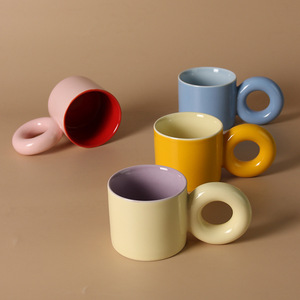 Caneca de Cerâmica DingyueCreative com Alça em Formato de Anel, Disponível em Várias Cores, Caneca de Café Estilosa, Caneca de Leite Fofa para Casa - Product Image 1