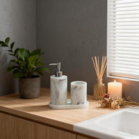 Ensemble de salle de bain de luxe en résine à texture marbrée, comprenant un distributeur de savon liquide, un porte-brosse à dents et un plateau de vanité pour la décoration de comptoir