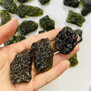 Vente en gros de pierre brute géologique verte Moldavite cristal de guérison en verre pierre brute