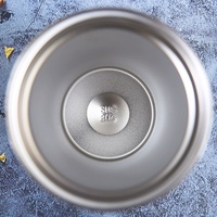 Modèle transfrontalier avec logo personnalisable. Différents types de tasses à café et de gobelets isothermes portables. Cadeau. Design moderne et simple