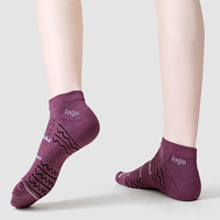 Chaussettes de sport à logo personnalisé OEM, respirantes, anti-humidité, en coton, pour la course à pied et l'entraînement, pour femmes, chaussettes géométriques
