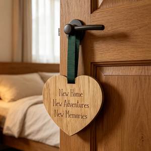 Panneau mural en bois gravé « Nouvelle Maison » – Idée cadeau de pendaison de crémaillère personnalisable avec nom – Décoration murale souvenir pour propriétaires - Product Image 5