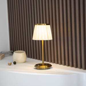 Luxe LED oplaadbare tafellamp met stoffen lampenkap Uniek design bureaulamp Decoratieve restaurant woonkamer tafellamp - Product Image 1