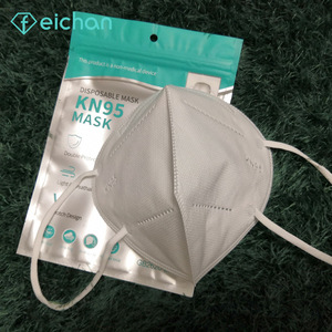 Mascarilla KN95 Blanca de Tela No Tejida con Clip Nasal Metálico, Protección para Exteriores, Respirador Desechable, Paquete de 5, Bolsa de Aluminio - Product Image 1
