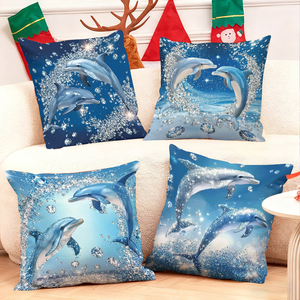 イルカをモチーフにした装飾的な枕が、居心地の良いソファを飾り、背景にはお祭りの雰囲気のあるストッキングや角が付いた飾りが付いています。 - Product Image 1