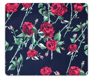 Nais Nieuwe Mode 100% Polyester Chiffon Satijn Textiel Zwart Met Rode Bloemenroos Digitale Bedrukte Stoffen