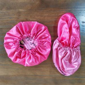 Et des bonnets en satin personnalisés avec écharpe intégrée - Product Image 2