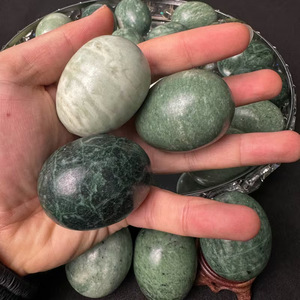Venta al por mayor de huevo de jade Xiuyu de cristal verde pulido, piedra natural curativa, para la palma de la mano - Product Image 1