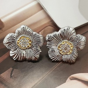 Eleganti Orecchini a Perno con Fiore di Gardenia, Texture Vintage Bicolore, Gioielli da Donna alla Moda per Uso Quotidiano, Regalo Chic - Product Image 2