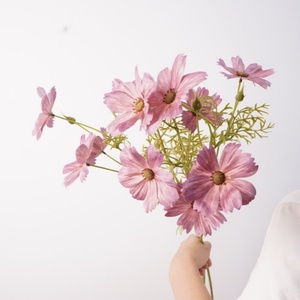 Fleurs artificielles en soie hautement recommandées, Cosmos artificiels de Bordeaux pour la décoration de la maison et de mariage - Product Image 4
