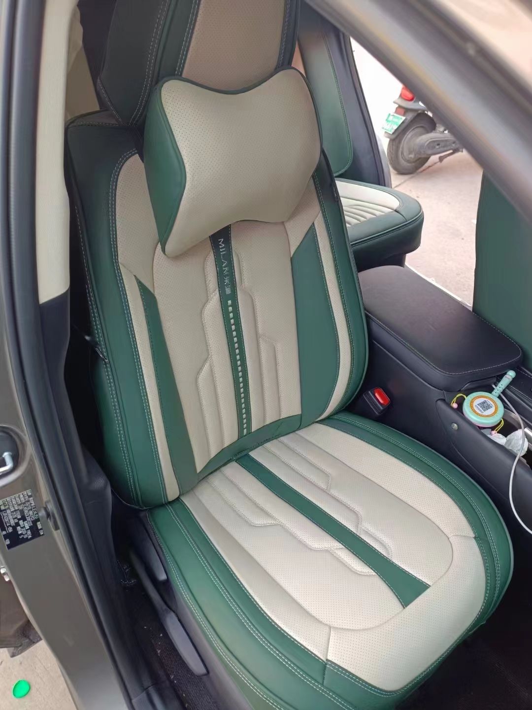 สีขาวและสีเขียว