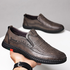 Chaussures décontractées pour hommes en cuir véritable respirant, à enfiler, bout rond, mode estivale, semelle extérieure en caoutchouc, couleur unie, logo sur le dessus - Product Image 4