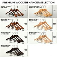 Cintres en bois de frêne sophistiqués et durables de 44,5 cm à marque privée, à épaules larges avec crochet rotatif à 360° pour magasin de costumes pour hommes