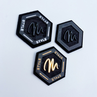 Étiquette en métal gaufré en alliage de zinc écologique de haute qualité avec logo personnalisé, 4,1x3,6 cm, couleur personnalisée pour vêtements et chaussures