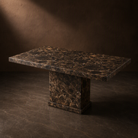 Table à manger rectangulaire moderne en marbre artificiel brun foncé avec base lourde sur piédestal pour villa, hôtel, restaurant, personnalisable