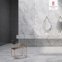 Carreaux de sol auto-adhésifs antidérapants en porcelaine imitation brique réfractaire 800x800mm, motif marbre Bianco, semi-brillant, pour extérieur et salle de bain moderne