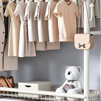 Portant à vêtements mobile moderne à double tringle avec panier de rangement en maille, sur roulettes, pour la maison et l'affichage en magasin