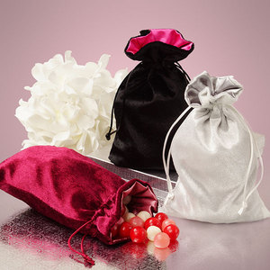 Pochette à cordon personnalisée en velours de soie noire pour bijoux, emballage cadeau, sac cosmétique et de maquillage sur mesure - Product Image 1