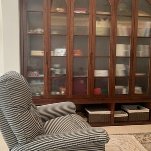 Estantería Moderna Personalizada de Madera de Nogal Negro/Cerezo <span class=keywords><strong>con</strong></span> Puertas de Vidrio para Sala de Estar, Estilo Influencer - Product Image 1