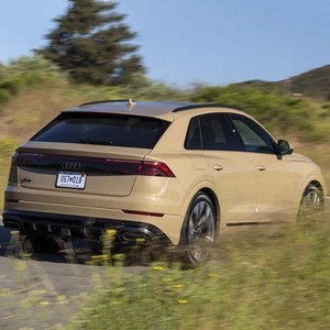 <span class=keywords><strong>Audi</strong></span> <span class=keywords><strong>Q8</strong></span> <span class=keywords><strong>55</strong></span> <span class=keywords><strong>TFSI</strong></span> 2024 pour <span class=keywords><strong>S</strong></span> <span class=keywords><strong>Line</strong></span> Luxury SUV, hybride 8 vitesses, vitesse maximale 250 km/h, 5 portes, 5 places, véhicule d'occasion chez Large Auto - Product Image 4