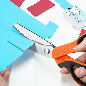 <span class=keywords><strong>Ciseaux</strong></span> dentelés vendus en usine <span class=keywords><strong>ciseaux</strong></span> à dentelle <span class=keywords><strong>ciseaux</strong></span> tranchants peuvent être utilisés pour les boutures de papier manuelles et la coupe de tissu à coudre - Product Image 5