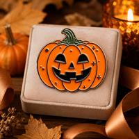 Broche en métal émaillée Citrouille Souriante d'Halloween avec tige verte bouclée et accents étoilés, Décoration pour festival d'automne