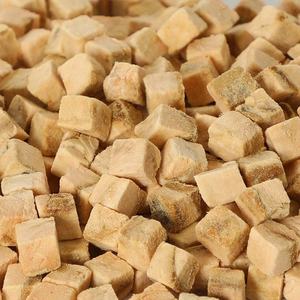 מזון לחיות מחמד מיובש בהקפאה OEM ODM, חזה עוף מקורי חתוך לפסים, נתחי בקר, טונה, סלמון, גרגירים, קוביות ברווז, לחתולים וכלבים - Product Image 3