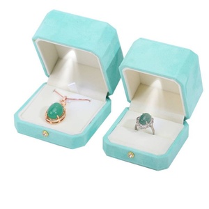Boîte à bague en velours de luxe avec LED, boîte à bague de mariage carrée en velours avec lumière LED, boîte à bijoux vintage en velours avec LED - Product Image 6