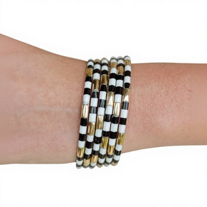 Pulseras Étnicas de Resina y Latón para Festivales, Diseño Premium, Bañadas en Oro, Apilables, para Mujer, Venta al por Mayor, Hechas a Mano - Product Image 1