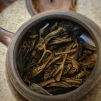 KAIYANGE Thé Pu-erh Naturel 2003, Gâteau de Thé Brut Ancien, YiWu 6515, 357 Grammes, Thé d'Élite pour Cérémonie du Thé