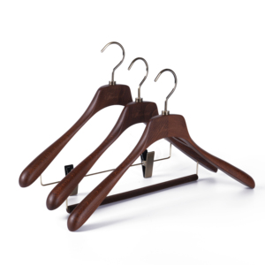 Cintre en bois antidérapant à épaules larges avec barre en velours et crochet rotatif à 360° pour costumes, blazers, hôtels, armoires et usines - Product Image 2