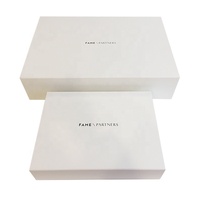 Boîte cadeau rigide magnétique en carton de haute qualité, personnalisable, finition brillante/mate, emballage de luxe pour vêtements, chaussettes, avec gaufrage en fourrure