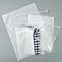 Sac zippé en CPE mat avec logo personnalisé imprimé, sac à fermeture éclair givré avec trou pour l'emballage de vêtements