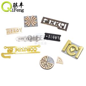 Accesorios de bolsa con logotipo de metal personalizado que hacen etiquetas de logotipo de placa de nombre en relieve de metal para bolsos - Product Image 2