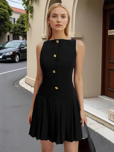 Vestido Mini Negro Sin Tirantes con Falda Plisada y Botones Dorados, Estilo Elegante para Fiesta, Tejido Entrecruzado, Sin Mangas - Product Image 2