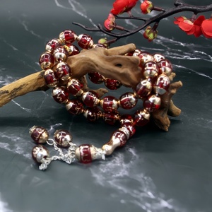 Tasbih islámico al por mayor, resistente a los arañazos, de resina de 12 mm, con 33 cuentas, palabras árabes grabadas con láser de forma permanente, estilo étnico YASEEN. - Product Image 1