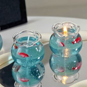Bougie en gel bleue mignonne avec poisson rouge dans un bocal en verre, bougie artisanale pour la décoration de la maison, romantique - Product Image 1