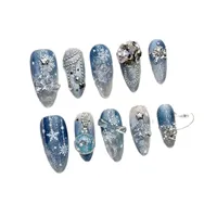 Ongles artificiels courts bleus faits à la main pour Noël, ensemble d'ongles avec des accents de flocons de neige
