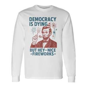Democracia en peligro: Bonitos fuegos artificiales, Abe Lincoln, 4 de julio, camiseta de manga larga - Product Image 1