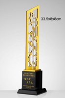 Vente en gros Logo personnalisé Trophée d'escalier en métal cristal Nouveau design créatif Base noire Verre Cadeau Gravure laser Souvenir K9