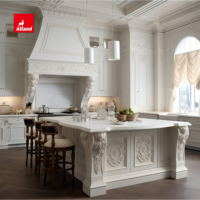 Meuble de cuisine de style français classique avec colonnes romaines en bois massif fabriquées à la main et moulures décoratives en bois.