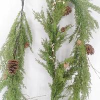 Guirlande de cyprès de 9 pieds en promotion pour décorations de Noël sur escalier