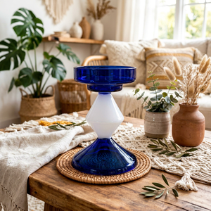 Verre à vin de luxe en verre bleu avec base sur pied, design moderne, production sur mesure pour cadeau de mariage et de fête - Product Image 1