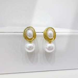 Pendientes geométricos de plata de ley 925 al por mayor, pendientes de perlas de agua dulce con circonita y baño de rodio, únicos para damas, ideales para bodas. - Product Image 4